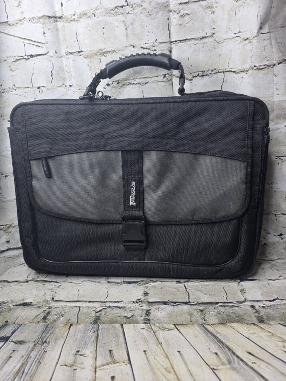 TARGUS COMPUTER & BRIEFCASE Bag 18.5 X 13 X 3.5 Inch Black Buckles Zip